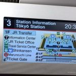 Pantalla informativa del recorrido en el Narita Express, en japonés e inglés alternativamente.