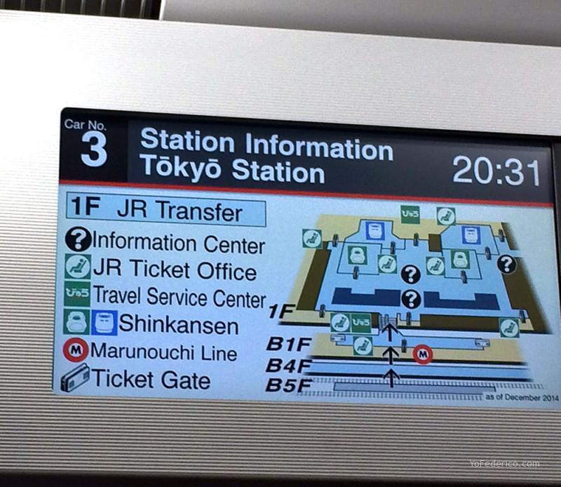 Pantalla informativa del recorrido en el Narita Express, en japonés e inglés alternativamente.