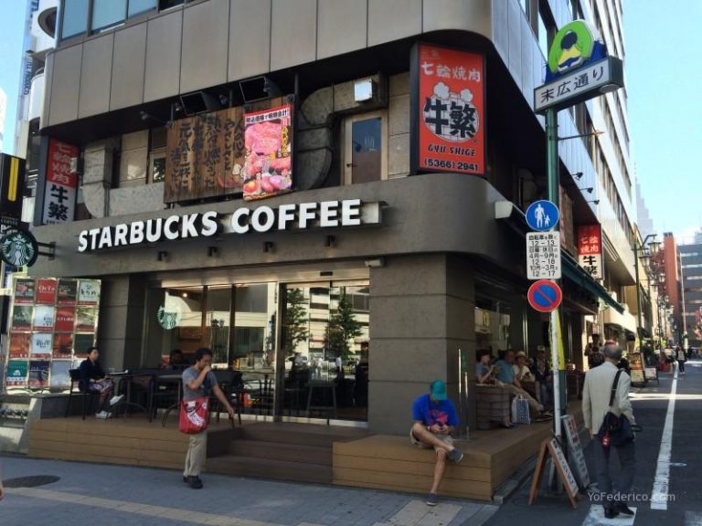 Desayuno en un Starbucks de Tokyo con WiFi gratis