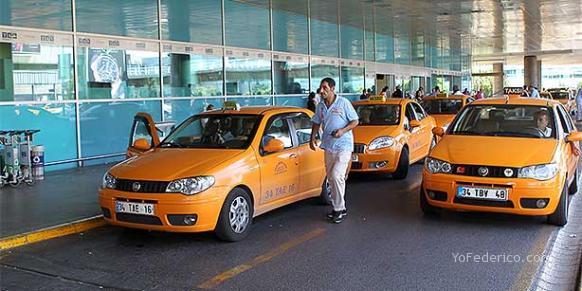 Taxis en el Aeropuerto Ataturk de Estambul, Turquía.