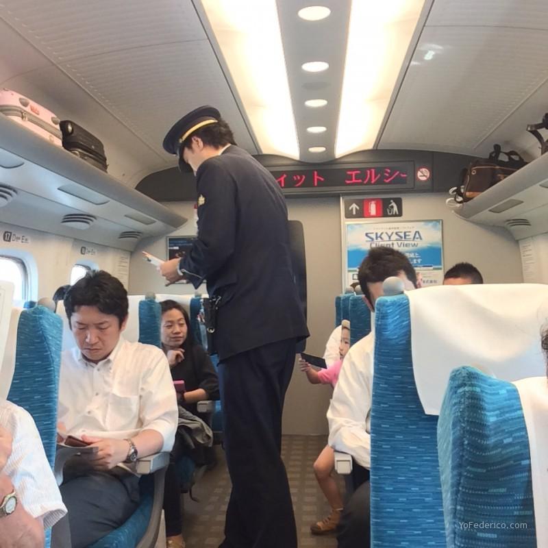 Guarda del Japan Rail pidiendo los boletos.