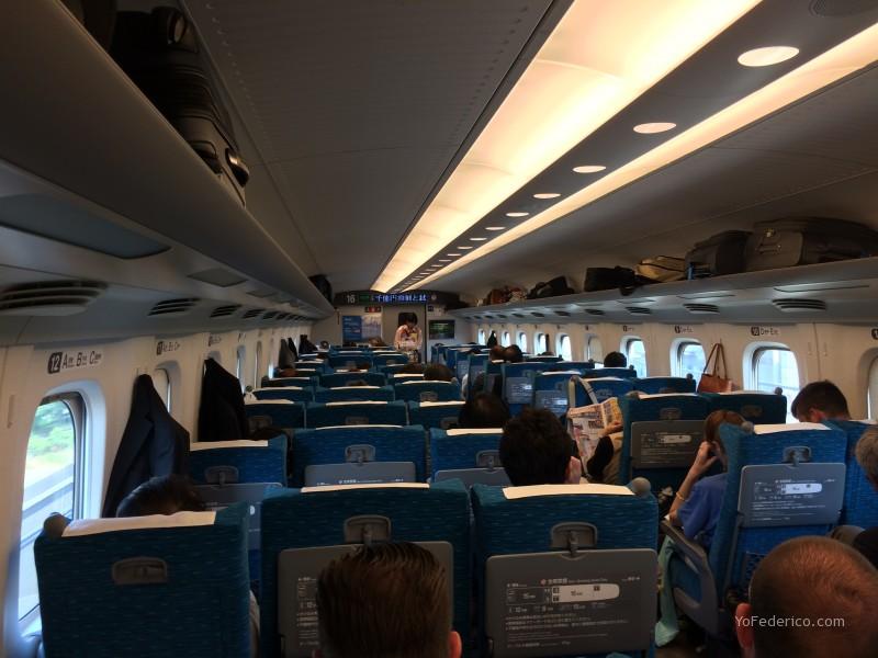 Interior del tren de Japan Rail