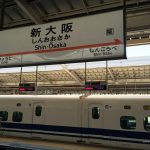 Estación Shin-Osaka de Japan Rail. Señalética en japonés e inglés en las estaciones de trenes de Japón.