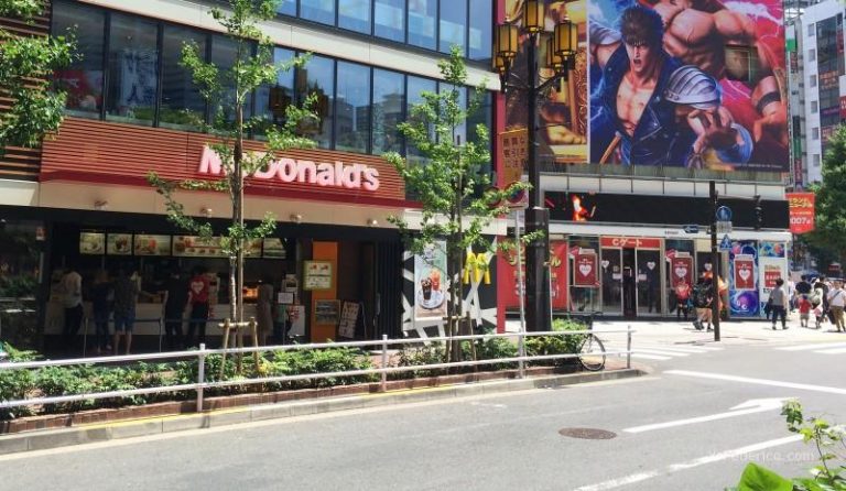 Las hamburguesas más famosas por menos de 1 dólar en Tokyo