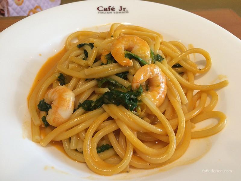 Spaghetti con langostinos en Italian Tomato Cafe JR, Tokyo, Japon
