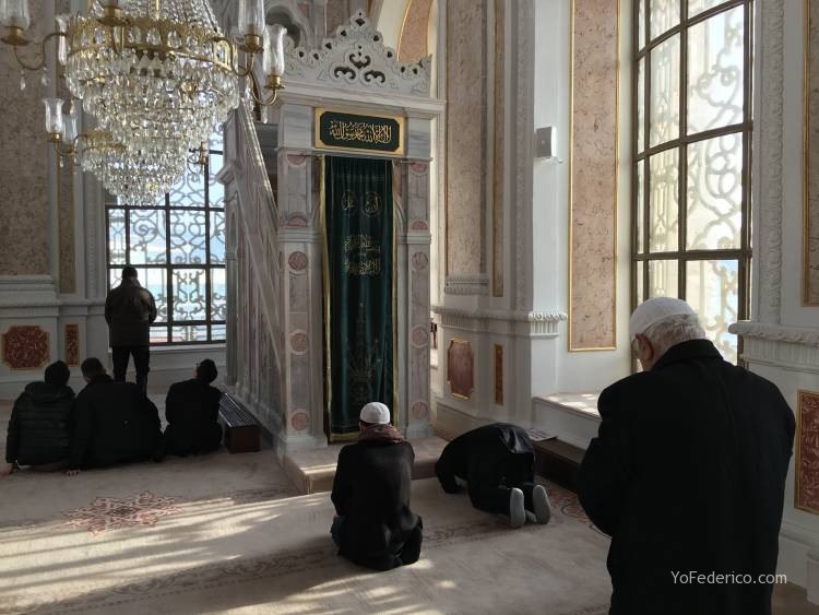 La mezquita de Ortaköy en Estambul 10