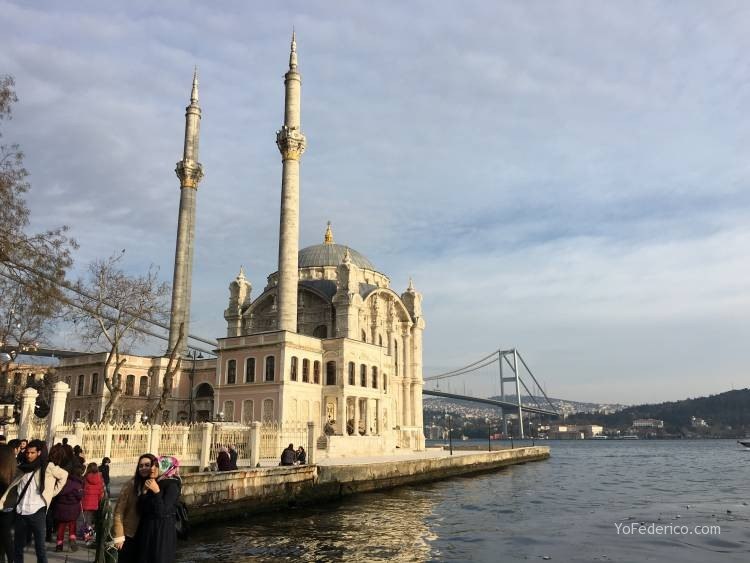 La hermosa mezquita de Ortaköy en Estambul