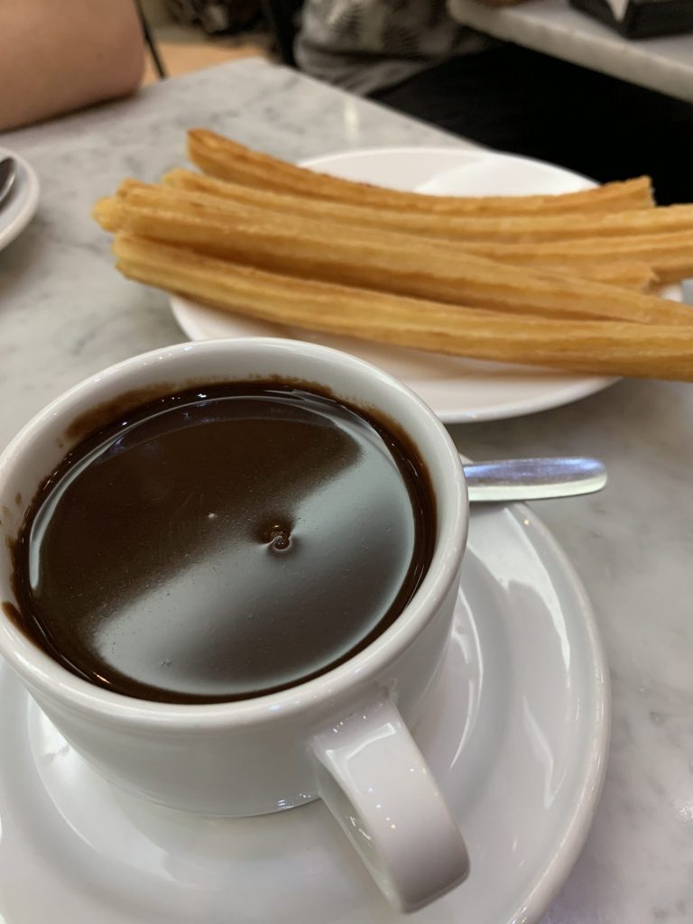 El imperdible chocolate con churros de la chocolatería San Ginés en Madrid